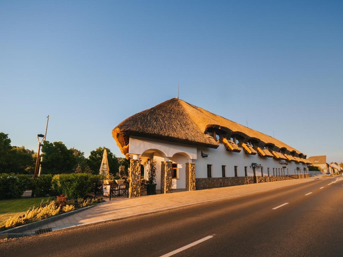 Hotel Öreg Halász Fogadó Tát Esterno foto